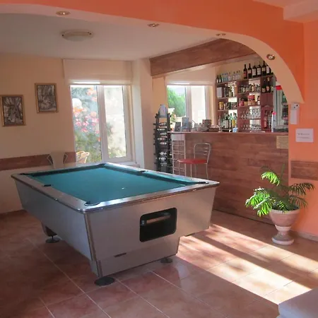 Yug Guest house 2*
